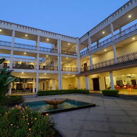 Treehouse Hotel Club & Spa Dharuhera Bagian luar foto