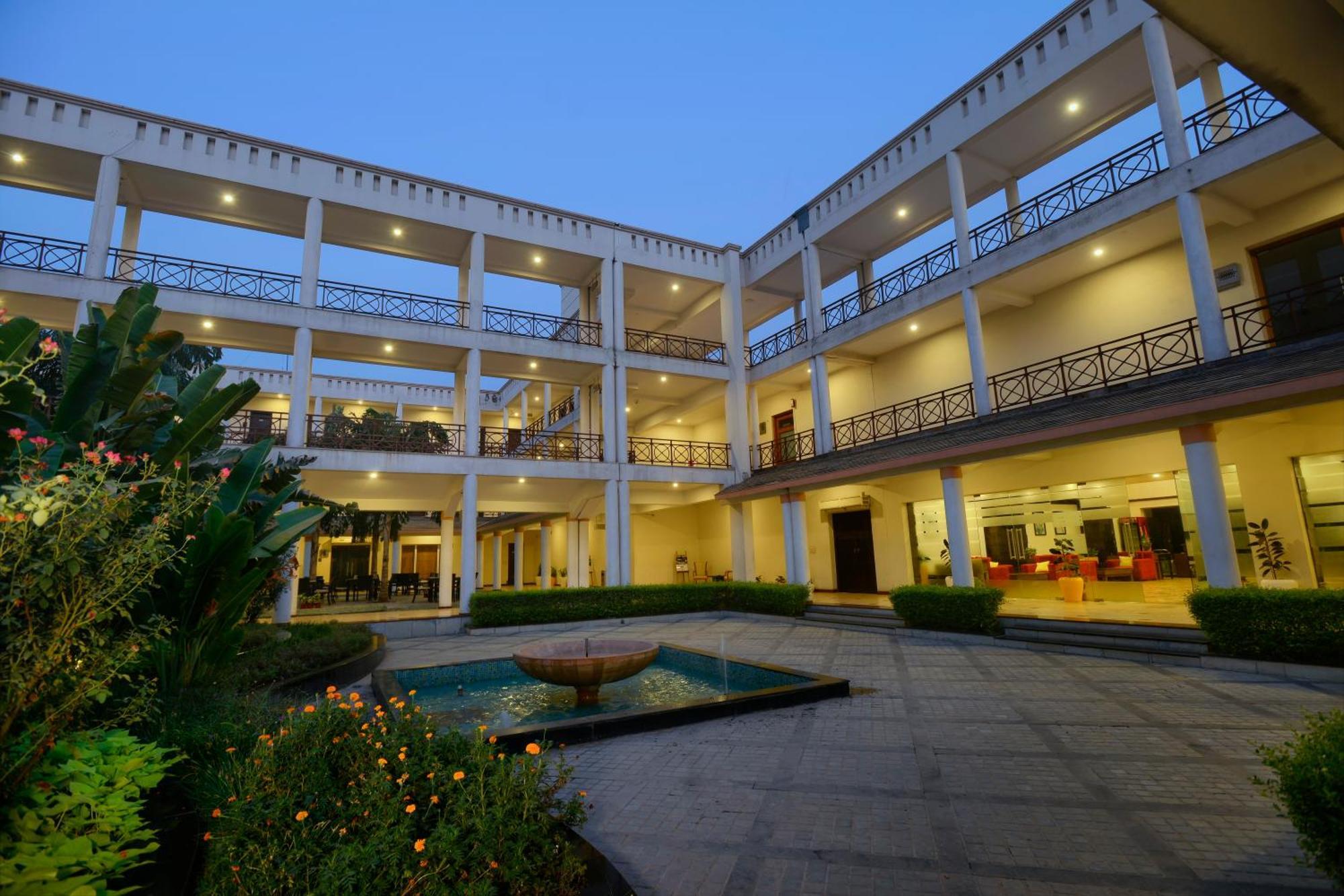 Treehouse Hotel Club & Spa Dharuhera Bagian luar foto