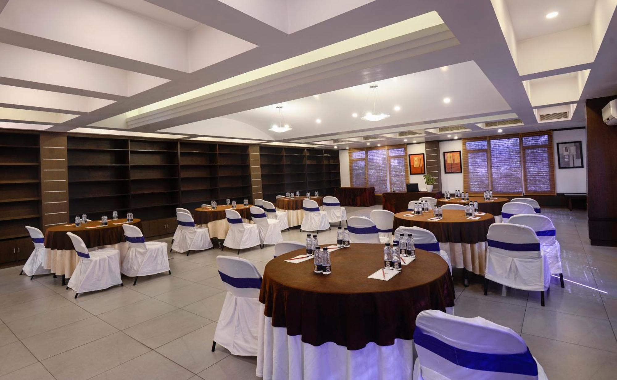 Treehouse Hotel Club & Spa Dharuhera Bagian luar foto